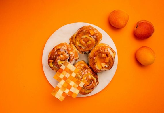 Le coin des recettes : Mini-broches roulées à la confiture d’abricot et abricots frais