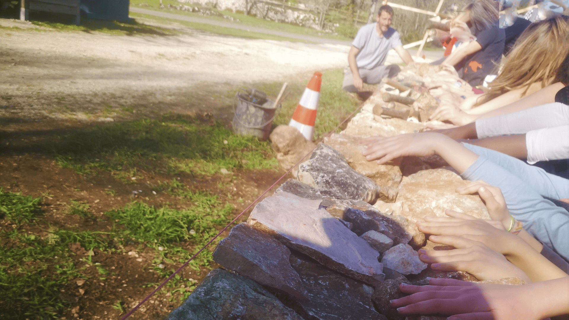 Les élèves de l’école de Concots découvrent la pierre sèche