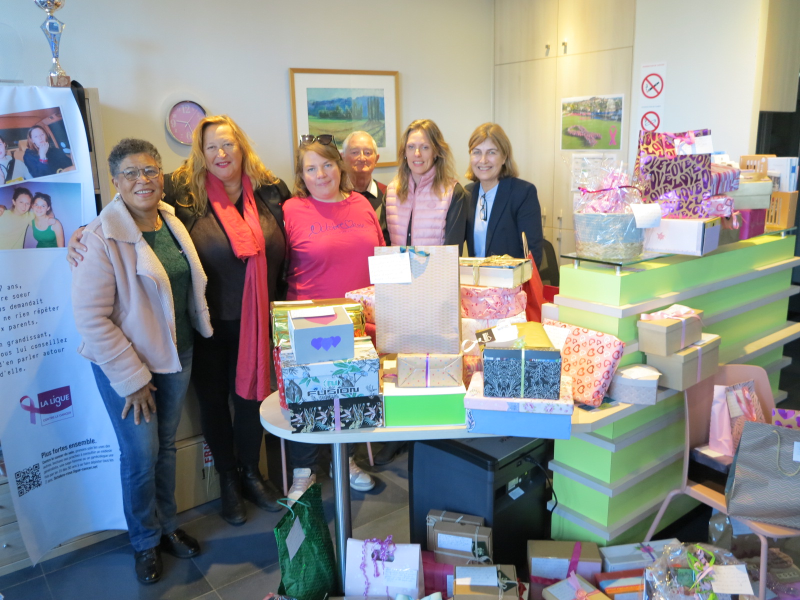 Les agricultrices confectionnent des boîtes cadeaux pour les malades