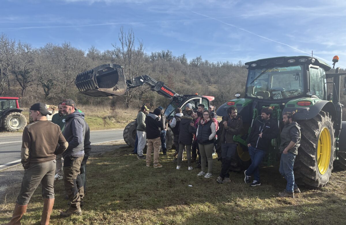 Vidéo. Les membres de la FDSEA et des JA manifestent à la sortie de Cahors