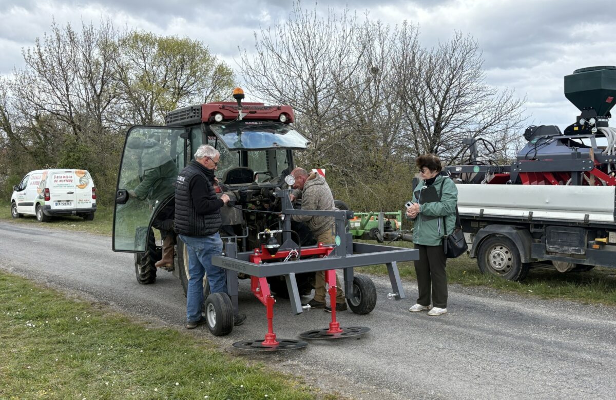 Villesèque : des producteurs de PPAM assistent à une démonstration de désherbage